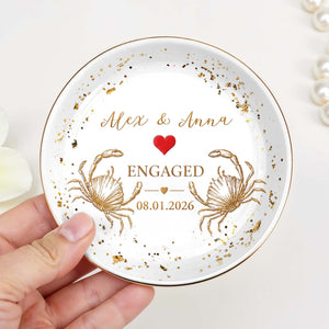 Engaged Couple With Golden Beach Crabs And Red Heart - Personalized Custom Jewelry Dish, Ceramic Dish, Round Shape - CPL1740_RCRF